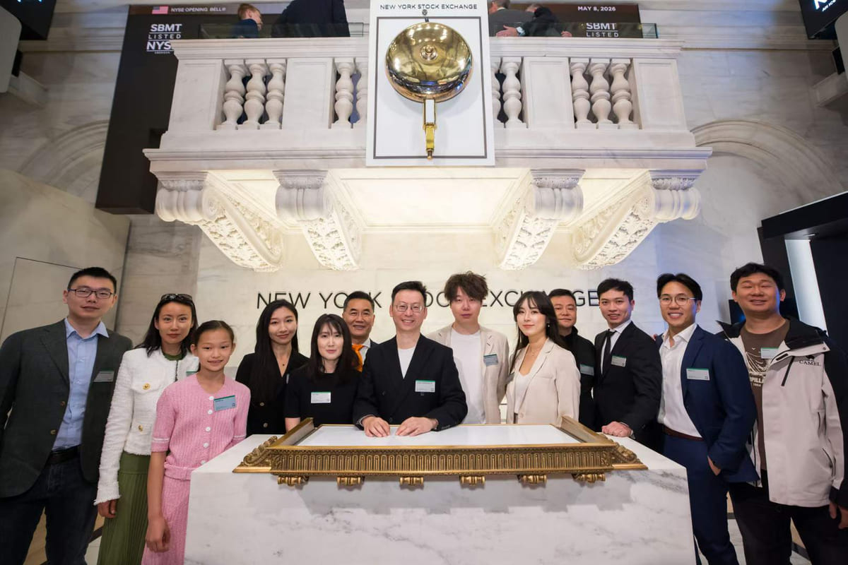 纽约证券交易所现场团体合影